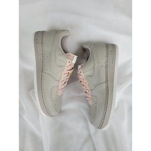 A66 SIZE 9.5 MEN'S NIKE AIR FORCE 1 LOW iD GREY / PINK DJ7015 991